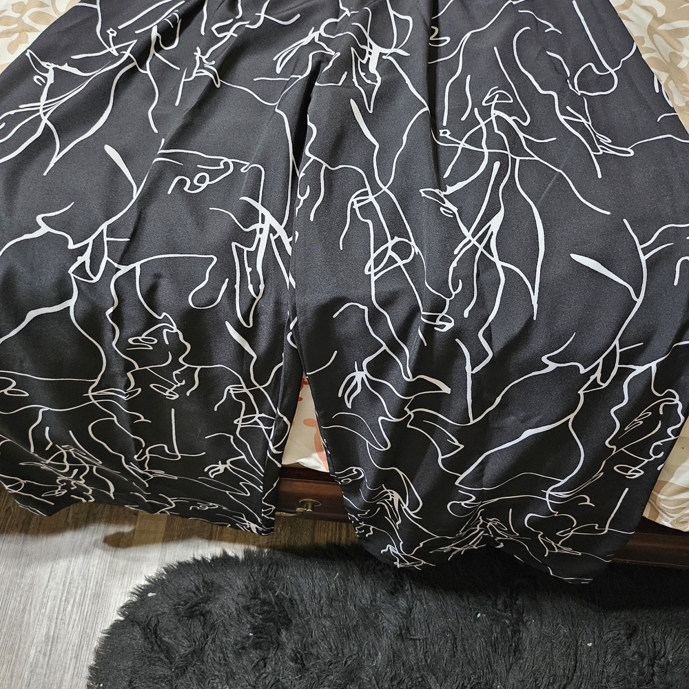 SHEIN Black Wide Leg Pants with White Abstract Line Print
